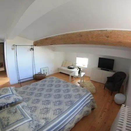 Oda ve Kahvaltı D'hotes La Pierrerie 3*