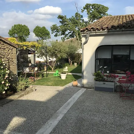 D'hotes La Pierrerie Bed & Breakfast